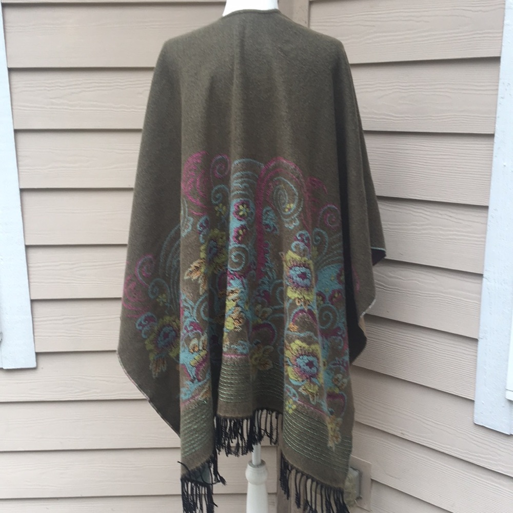 Beautiful French Acrylic Moss Green Wrap O/S